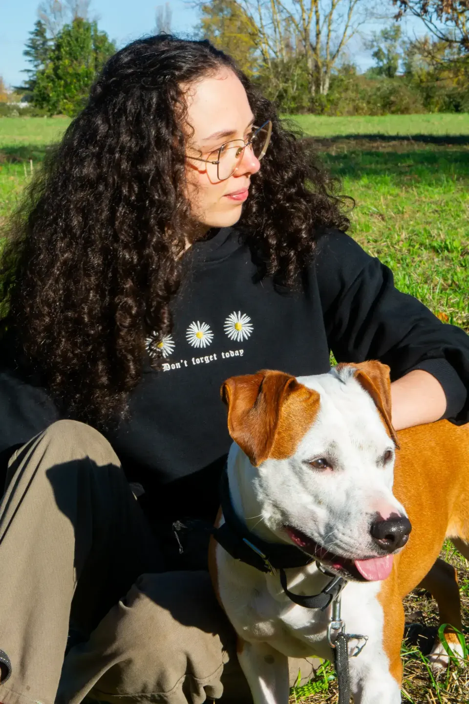 Photo de moi avec une chienne en extérieur